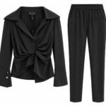 Costum Arhitectural din Două Piese cu Cămașă Drapată cu Nod Central și Manșete Lărgite, și Pantaloni Eleganți în Nuanță Negru Intens