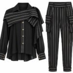 Costum Arhitectural din Două Piese în Dungi cu Cămașă Asimetrică, Eșarfă Supradimensionată pe Umăr și Pantaloni Utilitari în Nuanță Negru și Alb