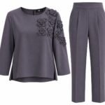 Costum Arhitectural din Două Piese cu Bluză Lejeră cu Aplicații Florale 3D și Pantaloni Conici în Nuanță Gri Cenușiu / Ardezie