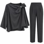 Costum Arhitectural din Două Piese cu Bluză Asimetrică Drapată, Fundă Sculpturală, Broșă cu Cristale și Pantaloni Conici în Nuanță Gri Cenușiu Închis