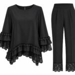 Costum Arhitectural din Două Piese cu Bluză Asimetrică, Volane, Inserții de Dantelă și Pantaloni Conici în Nuanță Negru Intens