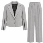 Costum Arhitectural din Două Piese cu Sacou Scurt Tailored, Fermoare pe Mâneci și Pantaloni Largați în Nuanță Gri Deschis