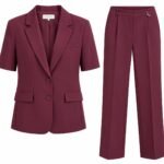 Costum Arhitectural din Două Piese cu Sacou Tailored cu Mâncă Scurtă și Pantaloni Drepți în Nuanță Burgundy / Vișiniu Intens