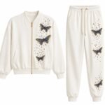 Costum Arhitectural Sport-Chic din Două Piese cu Jachetă Bomber, Aplicații de Fluturi din Mărgele și Pantaloni Jogger în Nuanță Alb Ecru / Crem