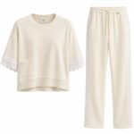 Costum Arhitectural din Două Piese cu Bluză Lejeră cu Buzunar Aplicat, Inserții din Dantelă Brodată și Pantaloni Sport-Chic cu Șnur în Nuanță Bej