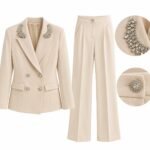 Costum Arhitectural din Două Piese cu Sacou Tailored cu Pietre pe Rever și Pantaloni Drepți în Nuanță Bej Deschis