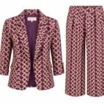 Costum Arhitectural din Două Piese cu Sacou cu Mâneci 3/4, Imprimeu Geometric și Pantaloni Largați în Nuanță Burgundy și Bej