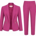 Costum Arhitectural din Două Piese cu Sacou cu Guler Șal și Buzunare cu Fermoar Auriu și Pantaloni Conici cu Detalii în Nuanță Roz Magenta